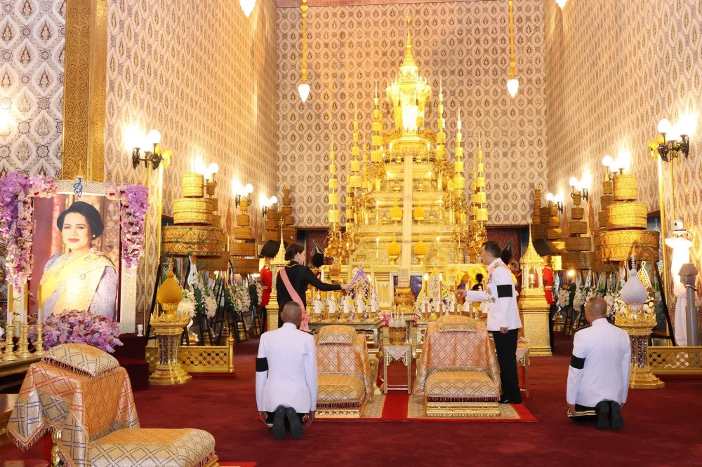 วันนี้ ๑ กุมภาพันธ์ ๒๕๖๙  พระบาทสมเด็จพระเจ้าอยู่หัว และสมเด็จพระนางเจ้า ฯ พระบรมราชินี เสด็จพระราชดําเนินโดยรถยนต์พระที่นั่ง  ไปทรงบําเพ็ญพระราชกุศลสตมวาร (๑๐๐ วัน)