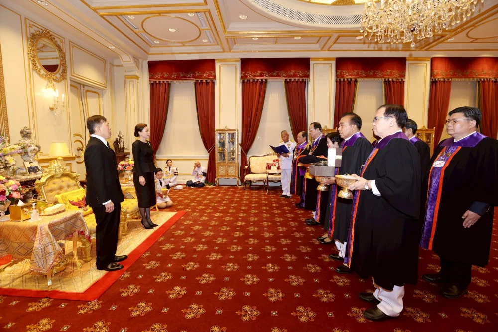 พระบาทสมเด็จพระเจ้าอยู่หัว และสมเด็จพระนางเจ้า ฯ พระบรมราชินี เสด็จออก ณ พระที่นั่งอัมพรสถาน