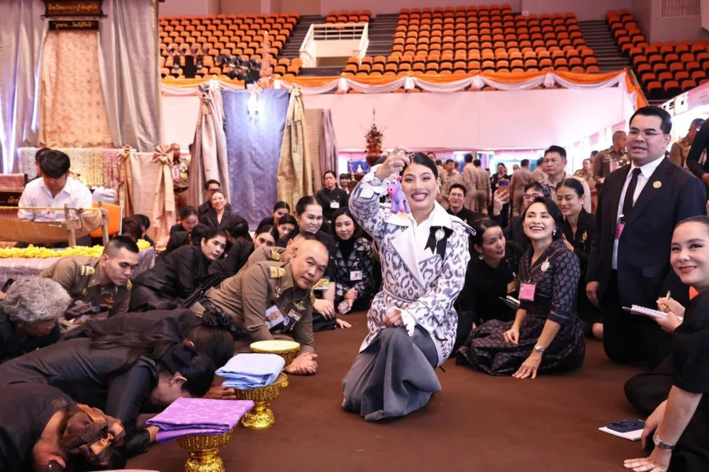 วันที่ 21 มกราคม 2569 เจ้าฟ้าสิริวัณณวรี เสด็จไปทอดพระเนตรนิทรรศการ และการจัดแสดงผลงานภูมิปัญญาผ้าไทย และงานหัตถกรรมชุมชน ภาคตะวันออกเฉียงเหนือ