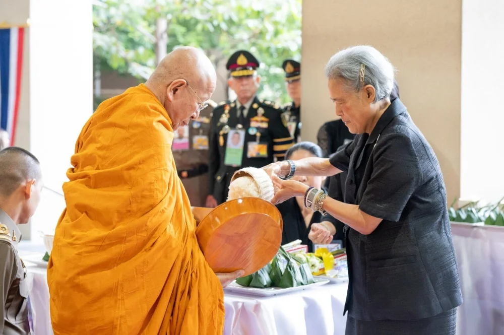 กรมสมเด็จพระเทพรัตนราชสุดา ฯ ทรงบาตรพระสงฆ์ จํานวน 10 รูป จากนั้น เสด็จฯ ไปทอดพระเนตรสินค้าของมูลนิธิมหาจักรีสิรินธรเพื่อคณะอักษรศาสตร์ จุฬาฯ