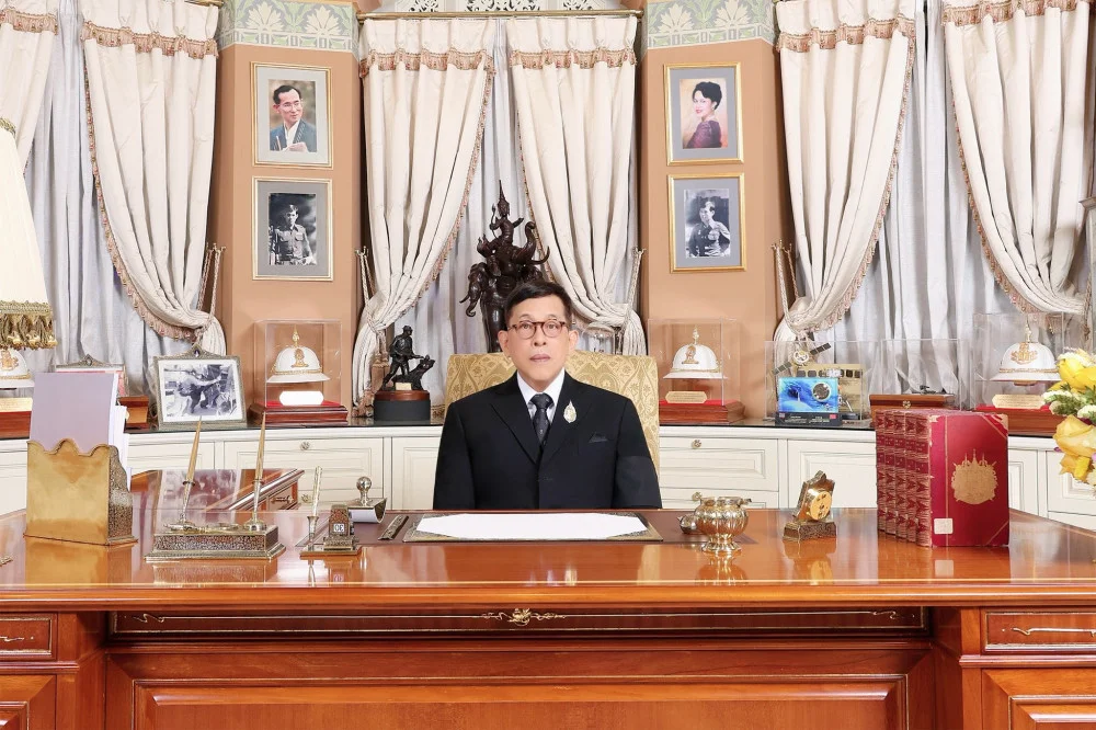 พระบาทสมเด็จพระเจ้าอยู่หัว และสมเด็จพระนางเจ้า ฯ พระบรมราชินี พระราชทานบัตรพระราชทานพรปีใหม่ ประจําปีพุทธศักราช 2569 แก่ปวงชนชาวไทย