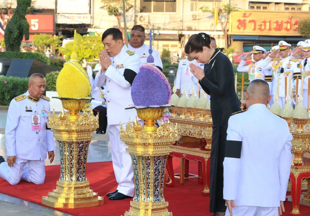 วันที่ ๒๘ ธันวาคม ๒๕๖๘ เวลา ๑๗.๒๐ น. ในหลวง-พระราชินี ถวายราชสักการะพระบรมราชานุสาวรีย์สมเด็จพระเจ้าตากสินมหาราช