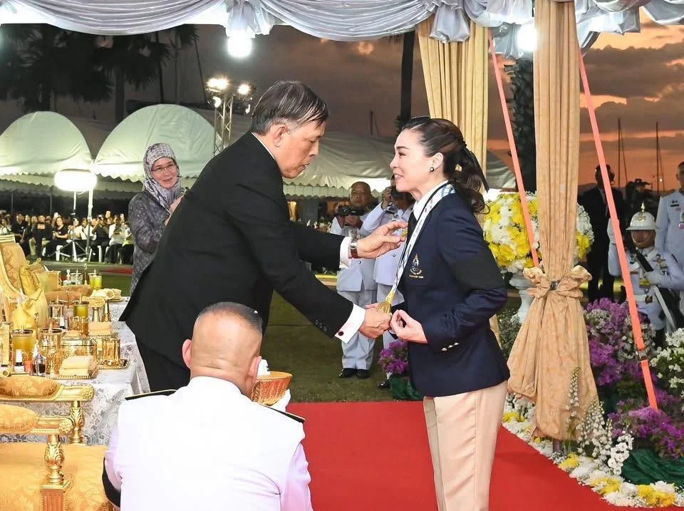 วันที่ ๑๘ ธันวาคม ๒๕๖๘ "ในหลวง" พระราชทานเหรียญรางวัลการแข่งขันกีฬาเรือใบ ประเภทเรือคีลโบ๊ท SSL 47 "พระราชินี" ทรงรับเหรียญทองประวัติศาสตร์ ซีเกมส์ ครั้งที่ ๓๓