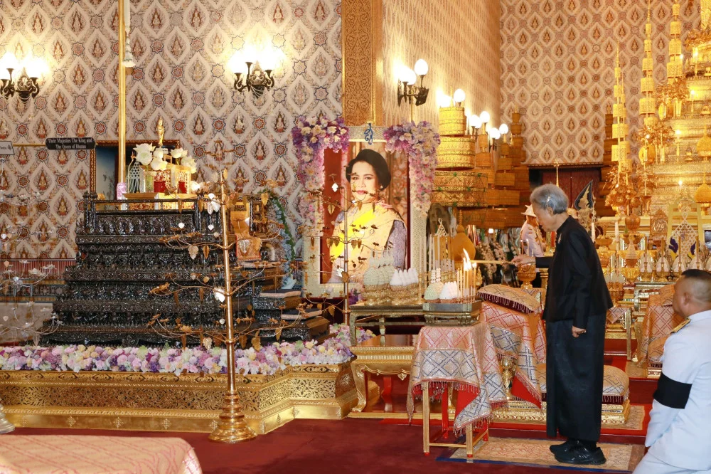 วันอังคารที่ ๑๖ ธันวาคม ๒๕๖๘ กรมสมเด็จพระเทพรัตนราชสุดา ฯ เสด็จ ฯ ไปในการบําเพ็ญพระราชกุศลถวายพระบรมศพ พระบรมราชชนนีพันปีหลวง