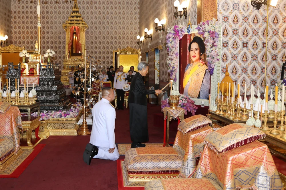 วันอังคารที่ ๙ ธันวาคม ๒๕๖๘ กรมสมเด็จพระเทพรัตนราชสุดา ฯ เสด็จฯ ไปถวายภัตตาหารเช้าแด่พระสงฆ์ที่มาสวดพระอภิธรรมในงานพระบรมศพ พระบรมราชชนนีพันปีหลวง