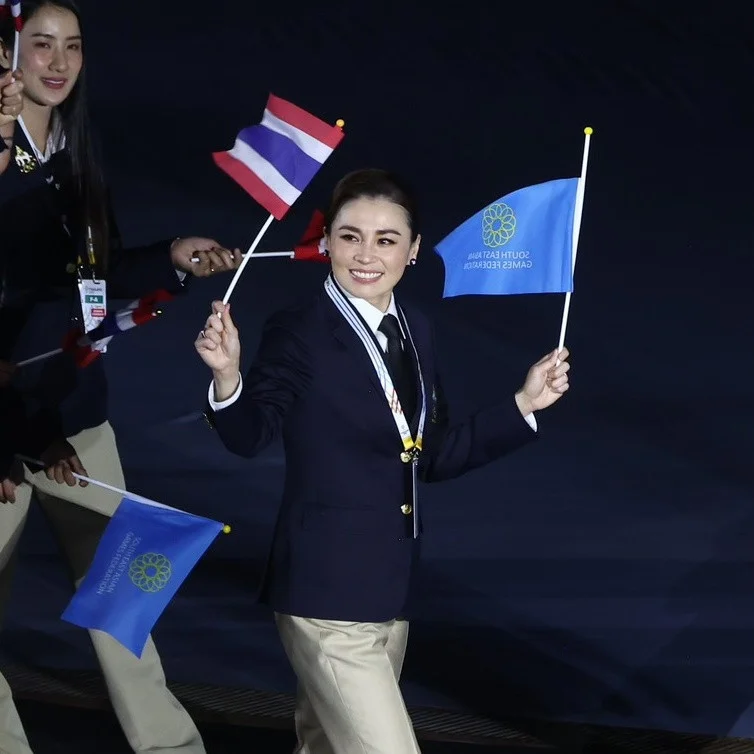 พระบรมราชินี ทรงพระดําเนินนํานักกีฬาทีมชาติไทยเข้าสู่สนาม ในการแข่งขันกีฬา “ซีเกมส์ ครั้งที่ ๓๓