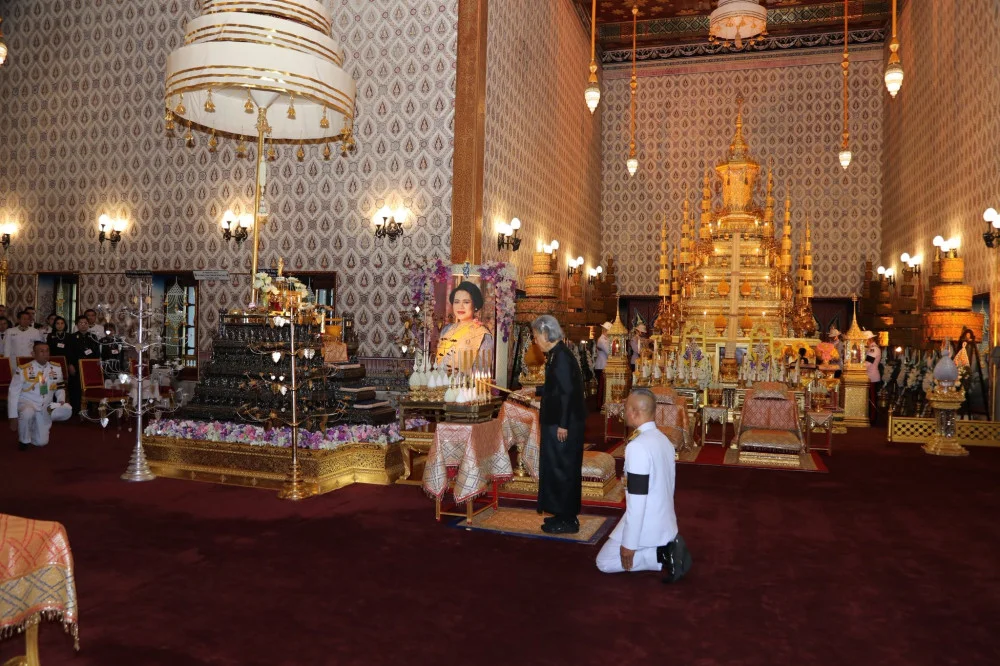 วันอาทิตย์ที่ ๗ ธันวาคม ๒๕๖๘ กรมสมเด็จพระเทพรัตนราชสุดา ฯ เสด็จ ฯ ไปในการบําเพ็ญพระราชกุศลถวายพระบรมศพ พระบรมราชชนนีพันปีหลวง