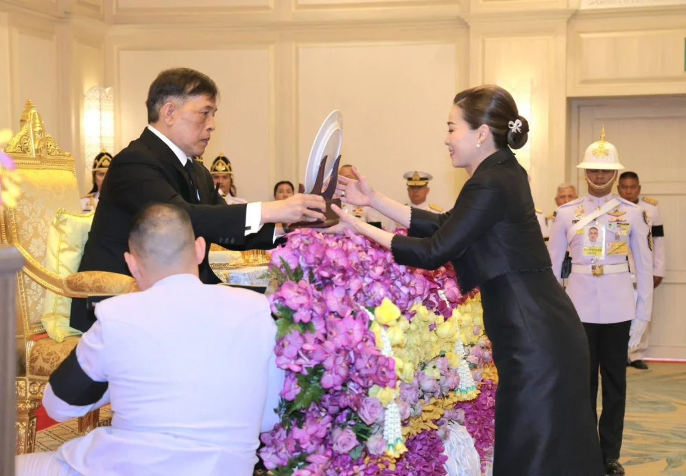 ในหลวง พระราชทานถ้วยรางวัลนักกีฬาเรือใบ“ภูเก็ตคิงส์คัพรีกัตต้า” ครั้งที่ ๓๗ “พระราชินี” ทรงรับถ้วยรองชนะเลิศอันดับหนึ่ง
