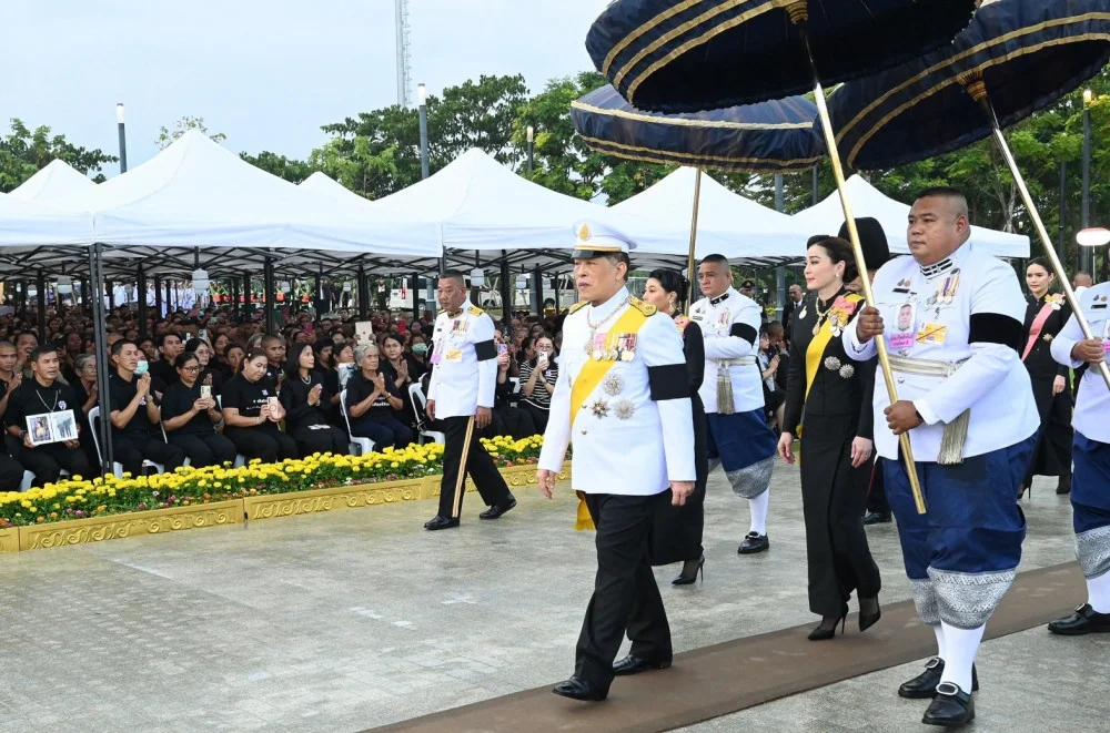 พระบาทสมเด็จพระเจ้าอยู่หัว และสมเด็จพระนางเจ้า ฯ พระบรมราชินี เสด็จพระราชดําเนินไปทรงวางพุ่มดอกไม้ถวายราชสักการะพระบรมราชานุสาวรีย์พระบาทสมเด็จพระบรมชนกาธิเบศร ณ อุทยานเฉลิมพระเกียรติ