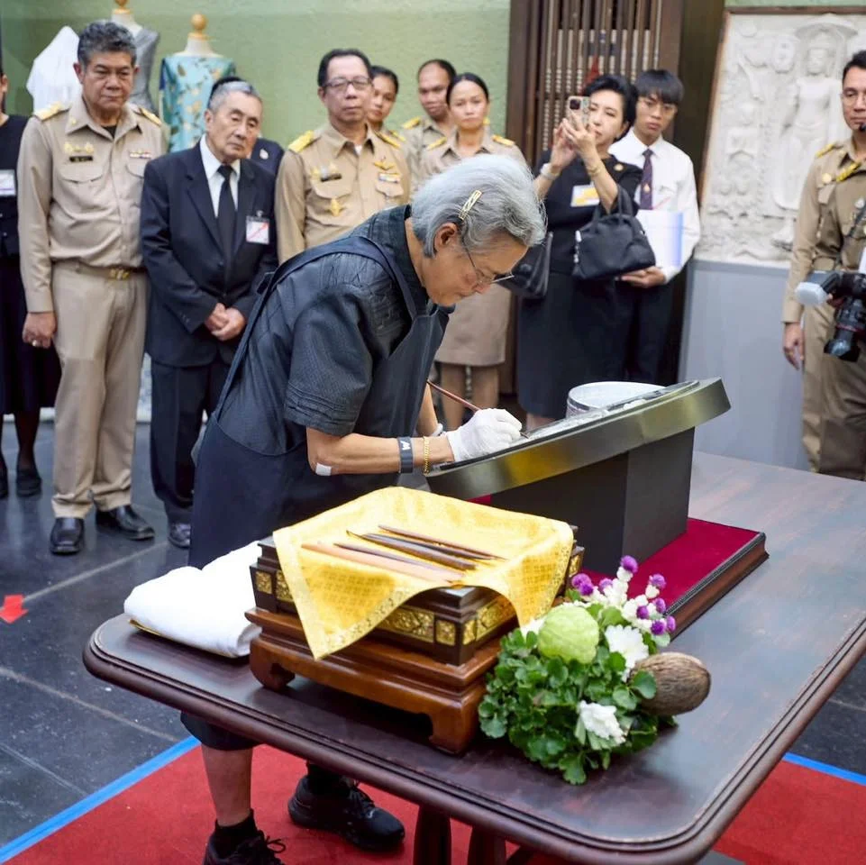 วันจันทร์ที่ 1 ธันวาคม 2568 เสด็จพระราชดําเนินไป ทรงเปิด นิทรรศการศิลปะปูนปั้นแห่งประเทศไทย ครั้งที่ 21