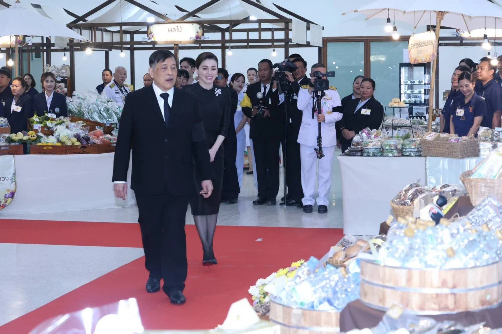 ๑ ธันวาคม ๒๕๖๘ พระบาทสมเด็จพระเจ้าอยู่หัว และสมเด็จพระนางเจ้าฯ พระบรมราชินี เสด็จพระราชดําเนินไปทรงเปิด “อาคารเรียนรู้เฉลิมพระเกียรติ ๗๒ พรรษา”