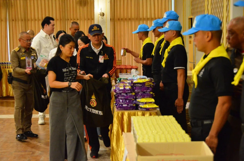 เจ้าฟ้าสิริวัณณวรี เสด็จไปในการทรงร่วมบรรจุถุงยังชีพพระราชทานร่วมกับข้าราชการ เพื่อสนับสนุนการช่วยเหลือประชาชน