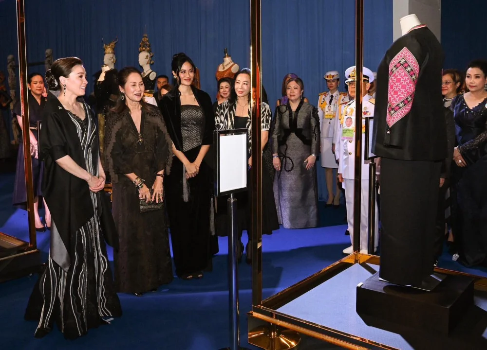 พระราชินี ทอดพระเนตรนิทรรศการ และงานแสดงแฟชั่นโชว์ 45 ปี พิจิตรา