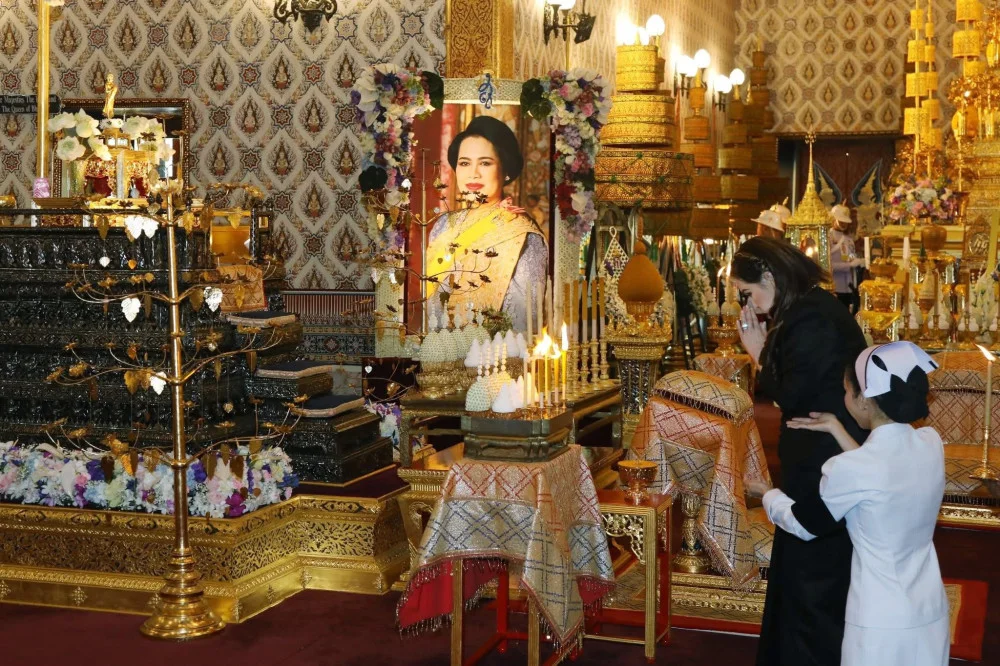 วันนี้ ๑๙ พฤศจิกายน ๒๕๖๘  เจ้าฟ้ากรมพระศรีสวางควัฒน วรขัตติยราชนารี เสด็จพร้อมด้วย พระองค์เจ้าอทิตยาทรกิติคุณ ไปทรงบําเพ็ญพระราชกุศลถวายพระบรมศพ พระบรมราชชนนีพันปีหลวง