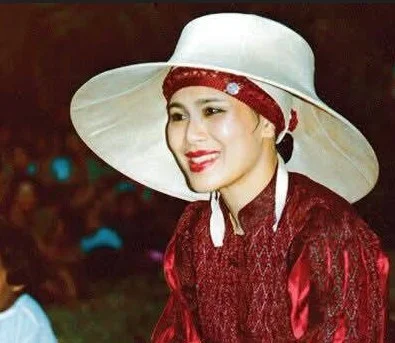 พระบรมราชชนนีพันปีหลวง โปรดทรงพระมาลาเมื่อต้องเสด็จพระราชดําเนินไปทรงเยี่ยมราษฎร