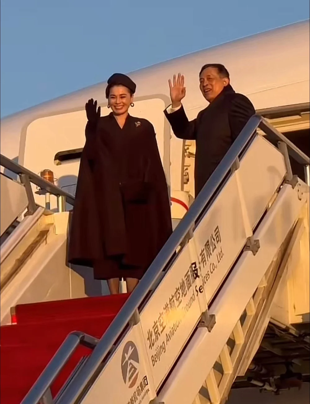“พระบาทสมเด็จพระเจ้าอยู่หัว และสมเด็จพระนางเจ้าฯ พระบรมราชินี เสด็จพระราชดําเนินกลับประเทศไทย