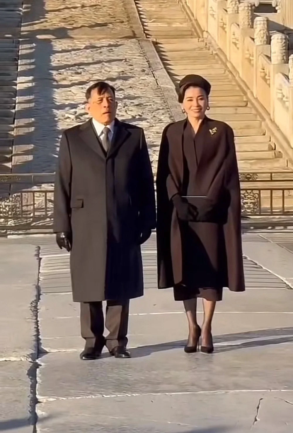 วันนี้(๑๗ พฤศจิกายน ๒๕๖๘) เวลาเช้า พระบาทสมเด็จพระเจ้าอยู่หัว และสมเด็จพระนางเจ้าฯ พระบรมราชินี เสด็จพระราชดําเนินไปยังพระราชวังต้องห้าม ที่ประทับสมเด็จพระจักรพรรดิจีนโบราณ
