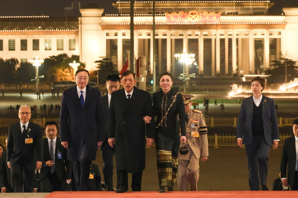 พระบาทสมเด็จพระเจ้าอยู่หัว และสมเด็จพระนางเจ้า ฯ พระบรมราชินี เสด็จพระราชดําเนินไปในงานเลี้ยงพระกระยาหารค่ํา ซึ่งรัฐบาลสาธารณรัฐประชาชนจีนจัดถวาย