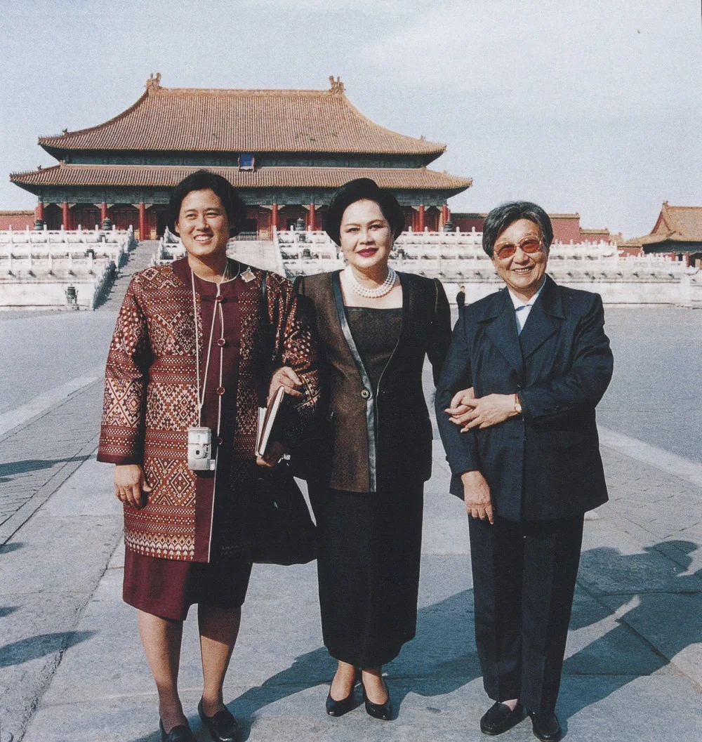 สมเด็จพระนางเจ้าสิริกิติ์ พระบรมราชินีนาถ พร้อมด้วย กรมสมเด็จพระเทพรัตนราชสุดาฯ เสด็จฯ ณ กรุงปักกิ่ง สาธารณรัฐประชาชนจีน เมื่อวันที่ 17 ตุลาคม พ.ศ. 2543