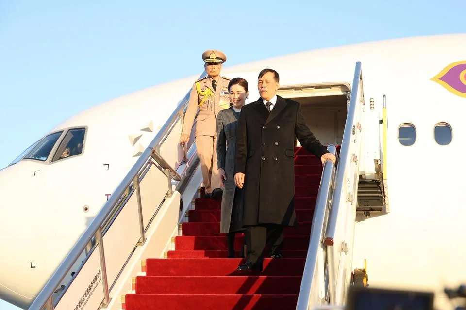 วันนี้ ๑๓  พฤศจิกายน  พุทธศักราช  ๒๕๖๘ พระบาทสมเด็จพระเจ้าอยู่หัว และสมเด็จพระนางเจ้า ฯ  เสด็จพระราชดําเนินเยือนสาธารณรัฐประชาชนจีนอย่างเป็นทางการ พระบรมราชินี