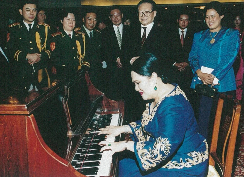 งดงามสง่า ณ กรุงปักกิ่ง | ภารกิจเผยแพร่วัฒนธรรมผ่านฉลองพระองค์ผ้าไทย