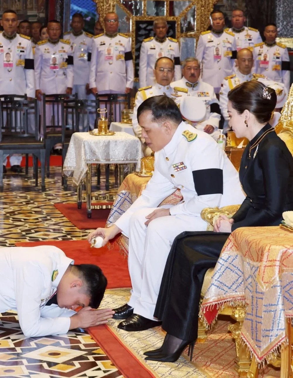 พระราชทานน้ําซับองค์พระแก้วมรกตชุบพระสุคนธ์ แก่สมเด็จพระเจ้าลูกยาเธอ เจ้าฟ้าทีปังกรรัศมีโชติฯ
