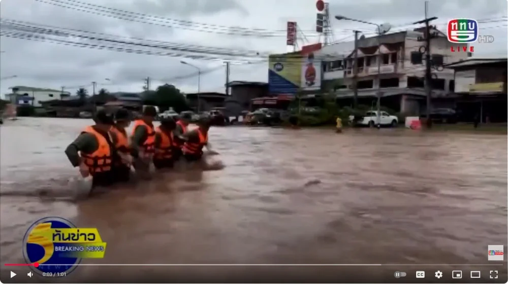 01106810-มทบ.35 ช่วยผู้ประสบภัยน้ําป่าท่วมบ้าน ปชช. ที่ จ.อุตรดิตถ์