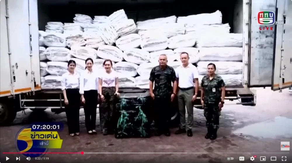 รองแม่ทัพภาคที่ 2 รับมอบกระสอบทราย และบิ๊กแบ็ค  เพื่อนำไปใช้สร้างและปรับปรุงที่มั่นของหน่วยชายแดน