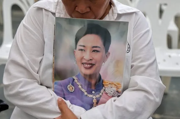 พสกนิกรหลั่งไหล รพ.จุฬาฯ น้อมอาลัย  เจ้าฟ้าพัชรกิติยาภาฯ