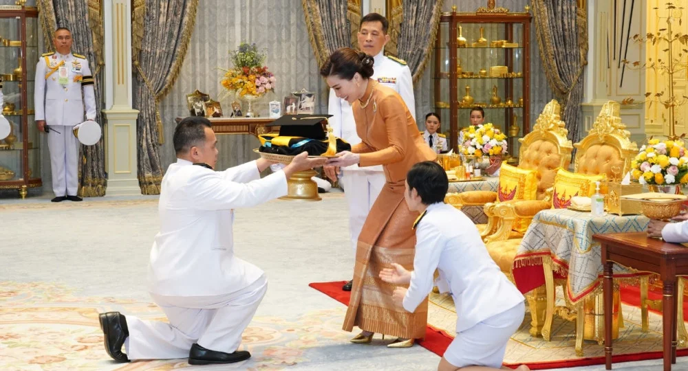พระราชินี ทรงรับทูลเกล้าฯ ถวายปริญญาปรัชญาดุษฎีบัณฑิตฯ จาก ม.นครพนม