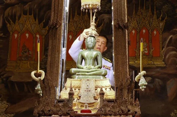 ในหลวง ทรงเปลี่ยนเครื่องทรงสำหรับฤดูร้อน ถวายพระแก้วมรกต