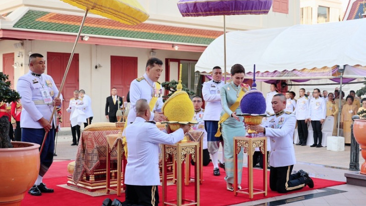 ในหลวง-พระราชินี เสด็จฯ ถวายผ้าพระกฐิน