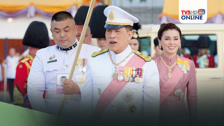 พระบาทสมเด็จพระเจ้าอยู่หัว และสมเด็จพระนางเจ้า ฯ พระบรมราชินี เสด็จพระราชดำเนินไปในการพระราชพิธีทรงบำเพ็ญพระราชกุศลวันปิยมหาราช พุทธศักราช 2567