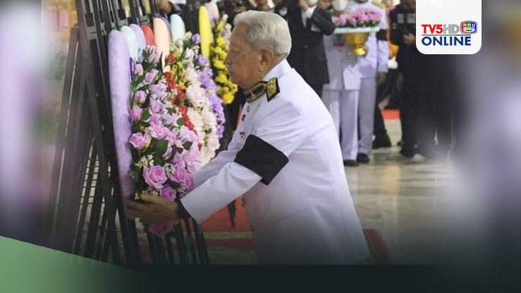 ในหลวง-พระราชินีโปรดเกล้าฯปธ.องคมนตรี วางพวงมาลาหน้าหีบศพผู้เสียชีวิตจากเหตุการณ์รถบัสทัศนศึกษาเกิดเพลิงไหม้