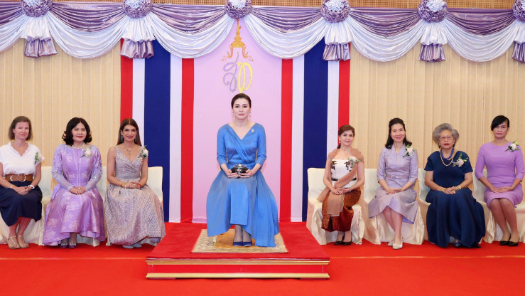 สมเด็จพระนางเจ้า ฯ พระบรมราชินี ทอดพระเนตรการแสดงสเก็ตน้ำแข็ง รอบเยาวชน เรื่อง “สวอนเลค ออน  ไอซ์”