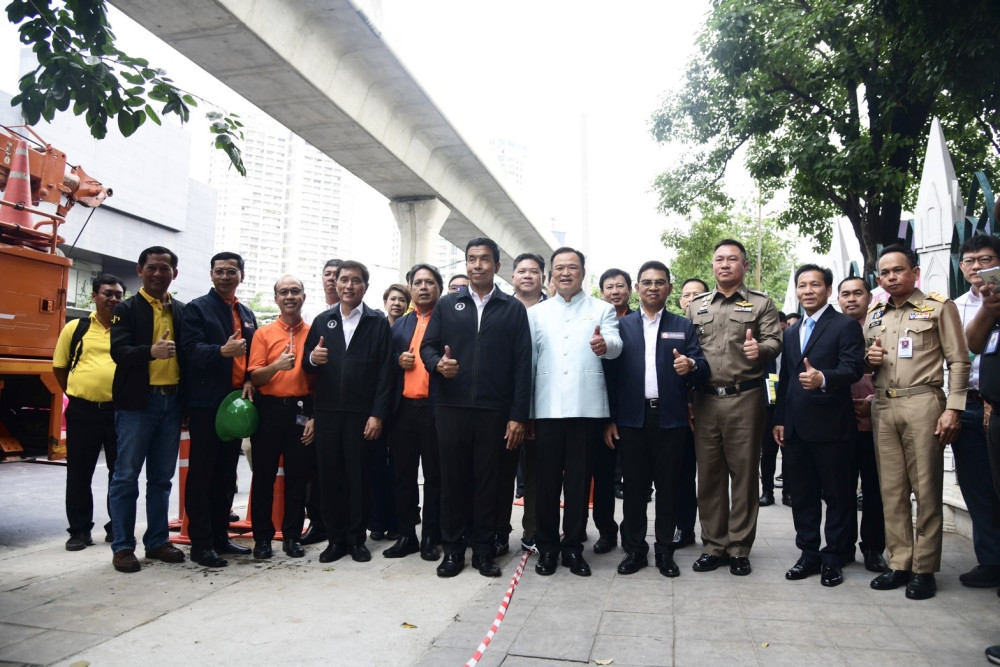 มท.1 ร่วมรื้อเสาไฟฟ้าต้นสุดท้าย พร้อมเนรมิตพหลโยธิน ถนนสวยไร้เสาสาย
