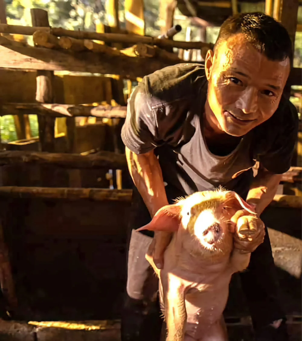 พื้นที่ต้นแบบบ้านโป่งลึก-บางกลอย อาชีพเสริม "เลี้ยงหมูขาว"