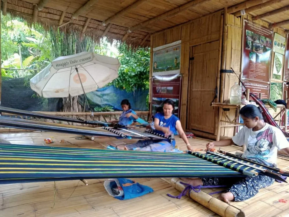ผลิตภัณฑ์ผ้าทอชุมชนที่สะท้อนถึงภูมิปัญญา บ้านโป่งลึก-บางกลอย