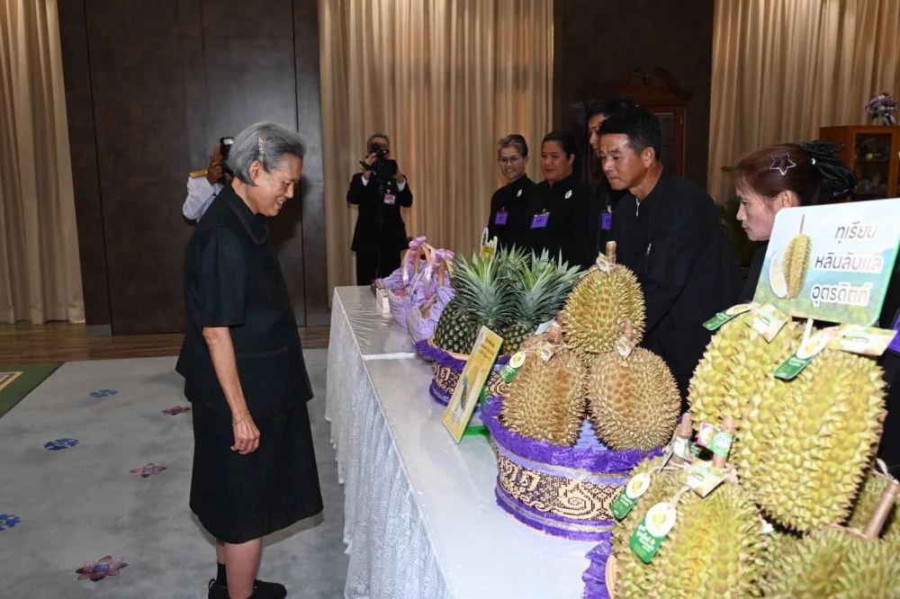 วันที่ ๑๖ มิถุนายน ๒๕๖๙ กรมสมเด็จพระเทพรัตนราชสุดา ฯ พระราชทานพระราชวโรกาสให้ นายสันติ รังษิรุจิ ผู้ว่าราชการจังหวัดอุตรดิตถ์ เฝ้าทูลละอองพระบาท ทูลเกล้าทูลกระหม่อมถวายทุเรียนหลงลับแล
