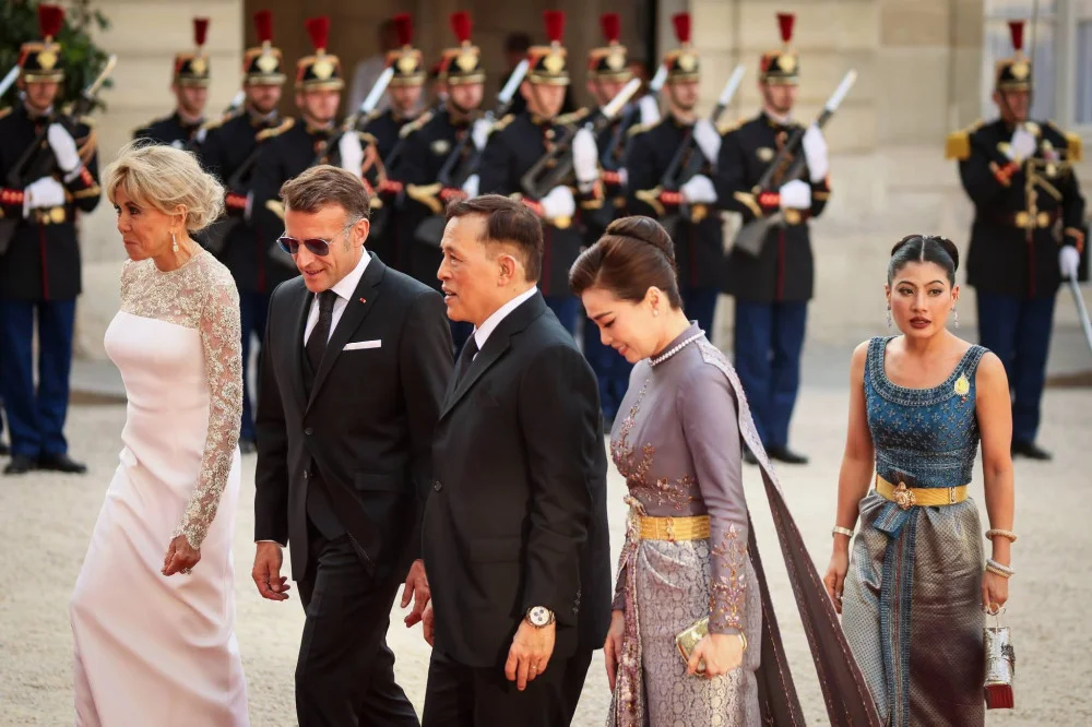 สมเด็จพระราชินีไทยทรงเผยโฉมฉลองพระองค์ผ้าไทยชั้นสูง ณ กรุงปารีส ด้วยการทรงฉลองพระองค์แบบดัดแปลงจาก ชุดไทยบรมพิมาน เป็นครั้งแรก