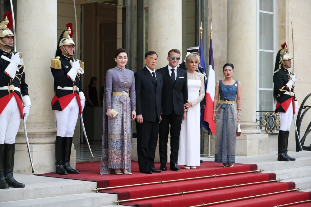 พระบาทสมเด็จพระเจ้าอยู่หัว พร้อมด้วยสมเด็จพระนางเจ้า ฯ พระบรมราชินี และสมเด็จพระเจ้าลูกเธอ เจ้าฟ้าสิริวัณณวรี นารีรัตนราชกัญญา เสด็จพระราชดําเนินไปในการถวายพระกระยาหารค่ํา