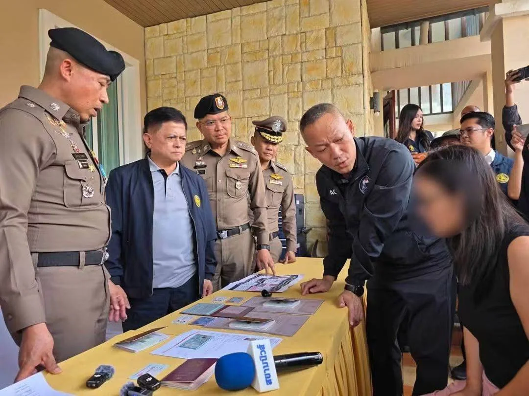 รวบชายชาวจีนหนีหมายแดง 30 ปี ซุกไทยทำธุรกิจท่องเที่ยวรวย 100 ล้านบาท