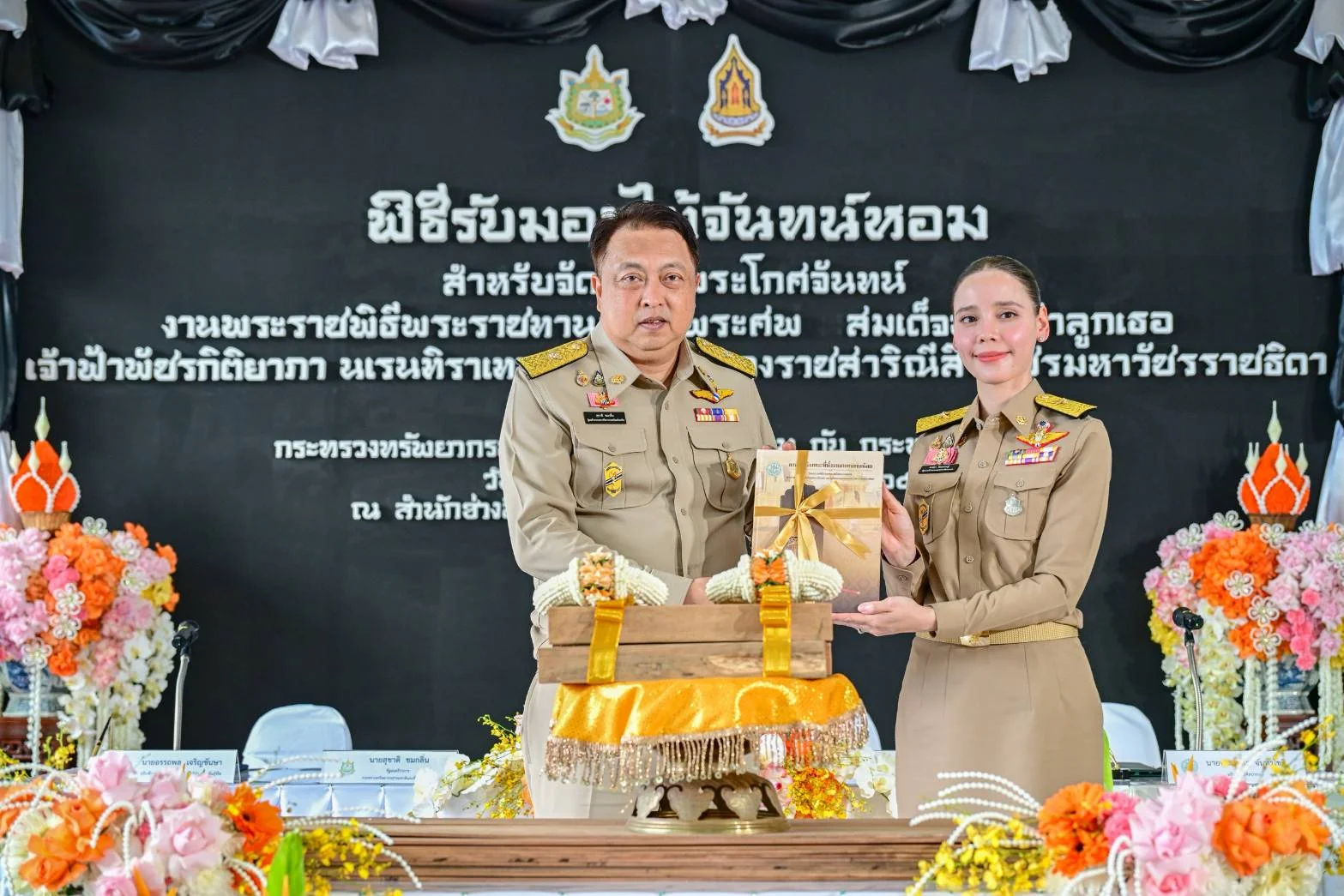 กระทรวงทรัพย์ฯ ส่งมอบ “ไม้จันทน์หอม”