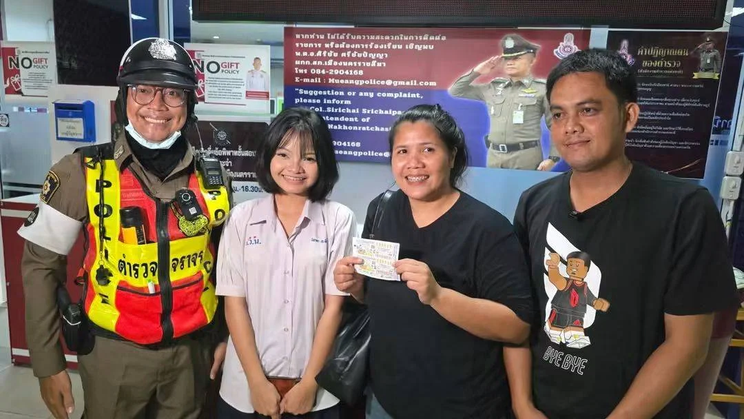 โคราชเฮลั่น สองผัวเมีย เฮง ถูกหวยรางวัลที่ 1 รับ 12 ล้าน