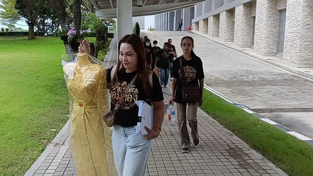 หอบ ‘ชุดไทยสไบทอง’ บุก ป.ป.ช.!
