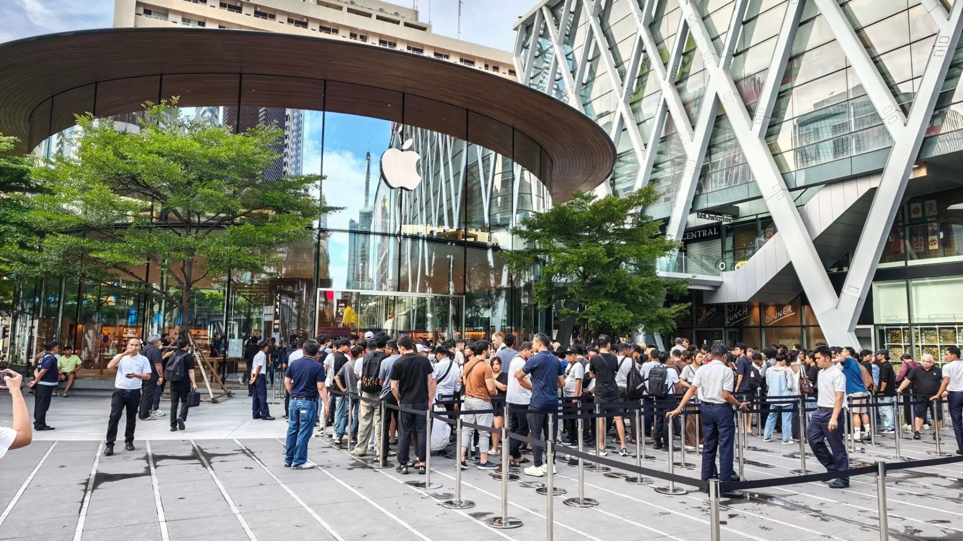 ภาพจำทุกปี! แฟนคลับปักหลักต่อแถวแต่เช้ามืด รอรับ iPhone 18 Pro วันแรกแน่นหน้าร้าน