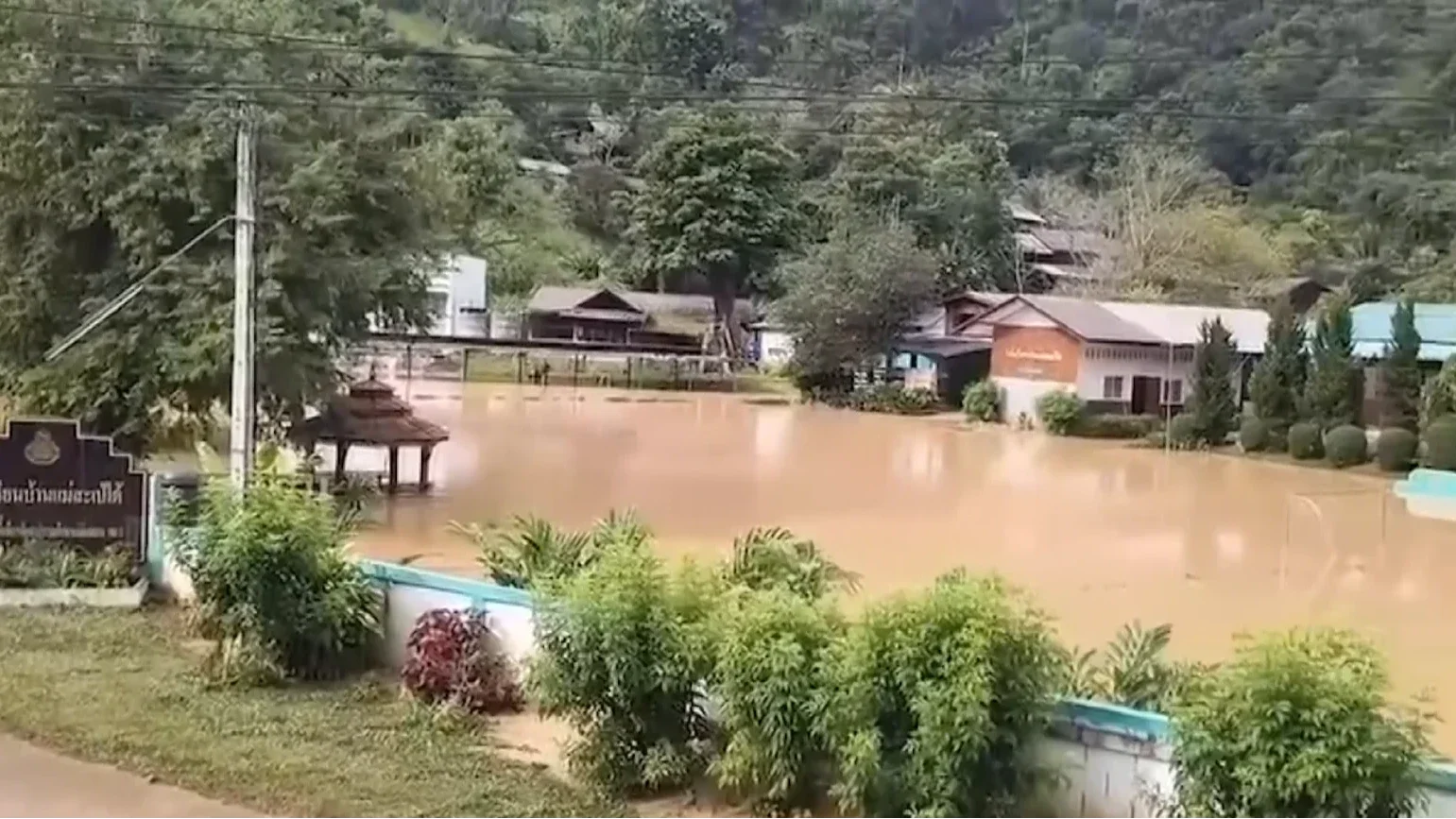 ฝนถล่มแม่ฮ่องสอน น้ำป่าหลากท่วมชุมชน–โรงเรียนซ้ำรอบ 4