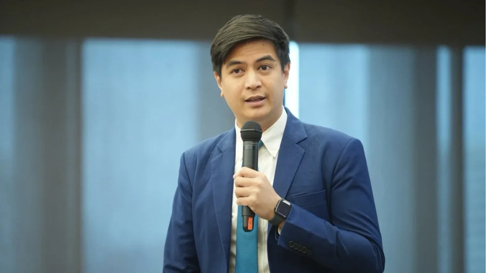 'พริษฐ์' สั่งฟัน! เขี่ย 'กล้าธรรม' พ้นวิปฝ่ายค้าน หลังโหวตสวนงบฯ 70