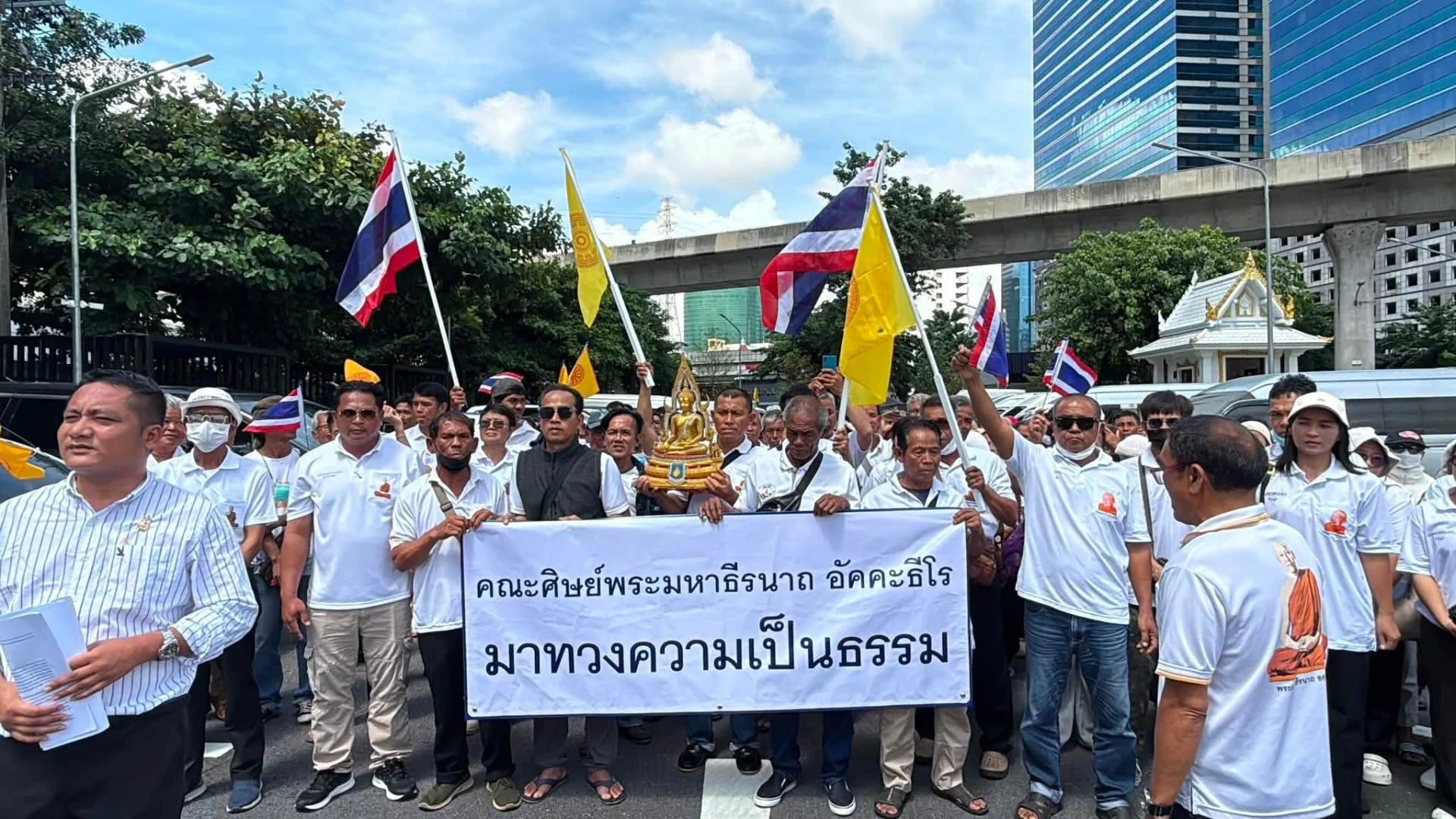 ศิษย์ 'พระมหาธีรนาถ' นับร้อย บุก CIB ร้องขอความเป็นธรรมปมข่าวเงินวัด