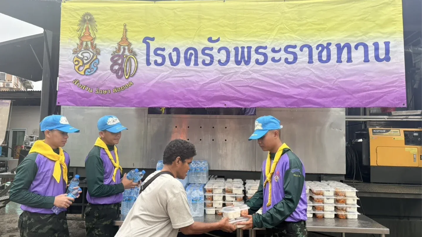 🍱 โรงครัวมาแล้วววว! มื้อเช้าส่งถึงผู้ประสบภัยบางซื่อ
